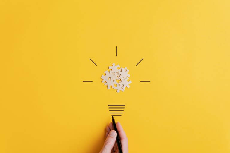 pièces de puzzle qui forme une ampoule