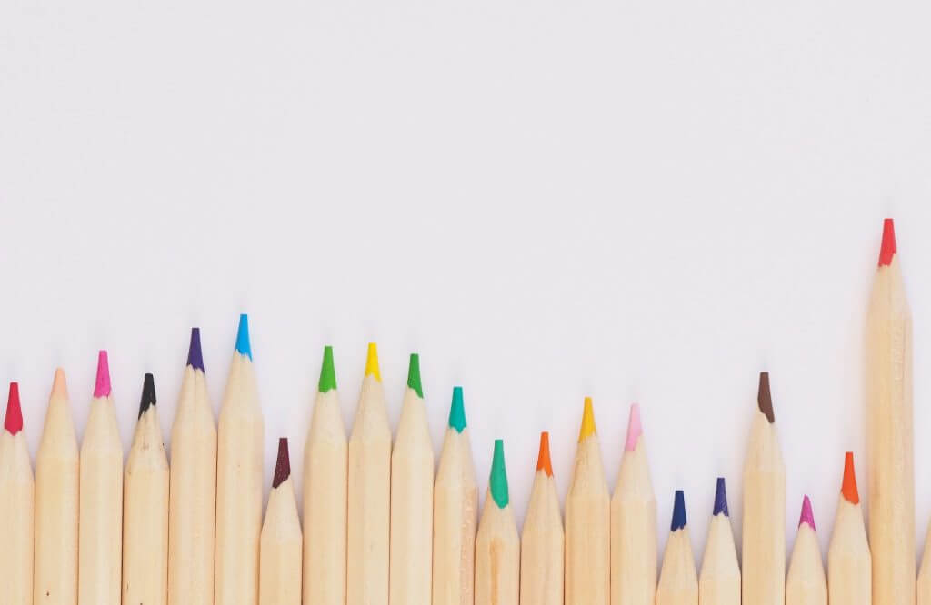 vue d'en haut d'une série de crayons de couleur